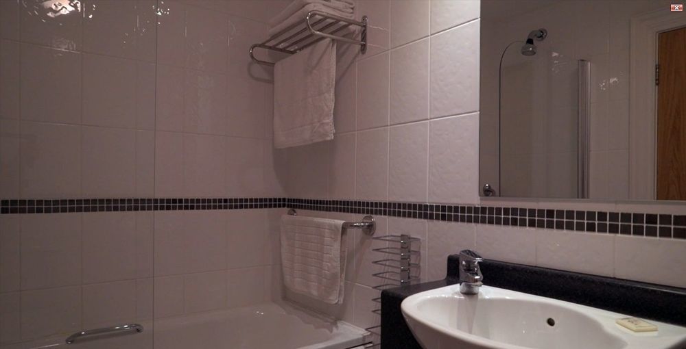 Portrush Adelphi Hotel Exterior photo Bathroom